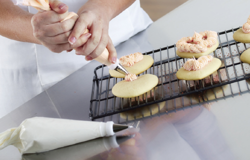 PASTRY CHEF WORKING WITH ICING