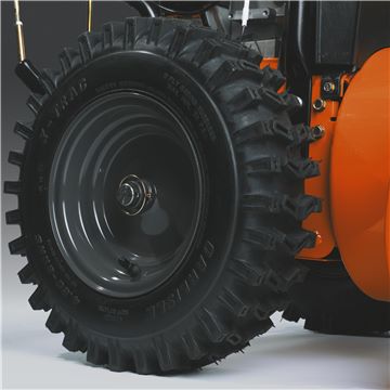 <strong><u>Differential lock</u></strong><br/>The differential lock means the machine is driven with both wheels. This, along with the heavy treads on the tires, ensures extra good traction.