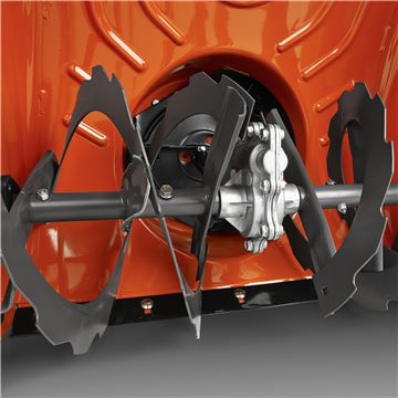 <strong><u>Two-stage system</u></strong><br/>Snow is fed into the housing by an auger screw and then discharged through the chute by an impeller fan.